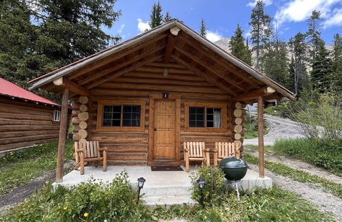 Cooke City-Silver Gate Cabin | Comfy cabin is situated on the Silver Gate property which overlooks 10,000ft tall mountain peaks surrounding the town.