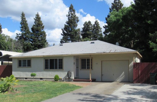 Chico House | Comfy Chico Home near FWY with Hot Tub {pet friendly}