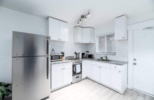 Poinsettia Heights Apartment | Comfy Condos @ Middle River - #2