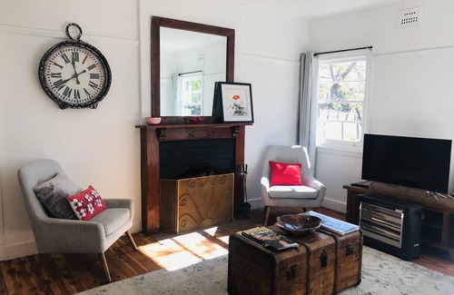 Mendooran Cottage | Comfy Cosy Country Cottage