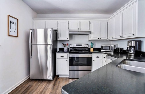 Cartersville House | Comfy & Cozy Near LakePoint w/Firepit & Privacy