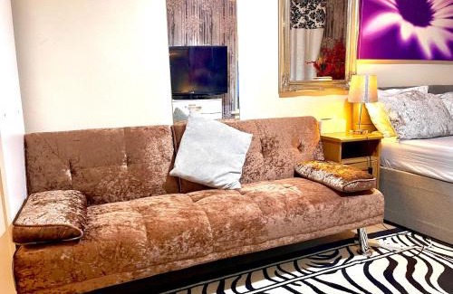 Thamesfield House | Comfy Double bedroom with a Private Toilet