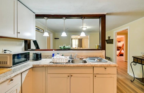 South View House | Comfy Fayetteville Family Home w/Backyard!