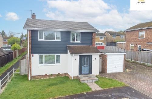 Sherborne St. John Apartment | Comfy Home - Close to hospital - Sleeps 7 - wParking