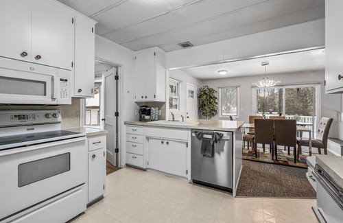 Vadnais Heights House | Comfy Homestay- Large Deck & Backyard - near St Paul