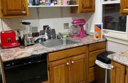 Imperial House | Comfy! Near airport yet quite Pittsburgh quick