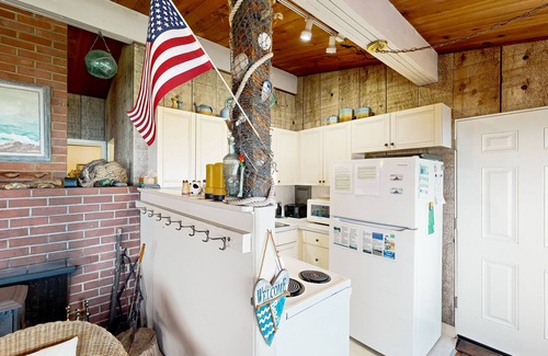 Arch Cape Cabin | Comfy oceanfront home three blocks to the beach with amazing views - dogs OK
