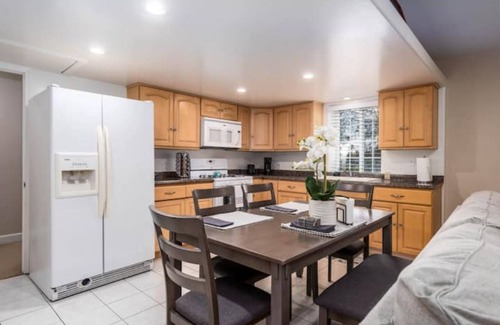 Madrona House | Comfy & Private 1 bedroom Guest House in Torrance