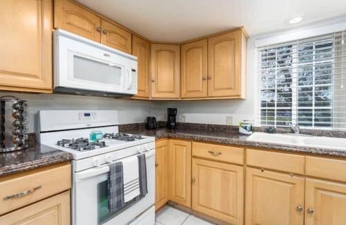 Madrona House | Comfy & Private 1 bedroom Guest House in Torrance