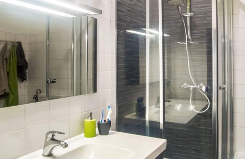 Neukoelln Apartment | Comfy, quiet, bright, next to the metro and steps from Tempelhofer Park