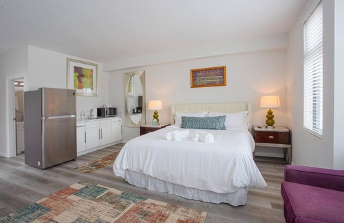 Bankers Hill Apartment | Comfy Studio with Cali King Size Mattress
