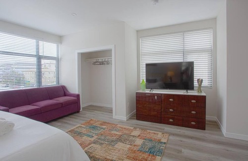 Bankers Hill Apartment | Comfy Studio with Cali King Size Mattress