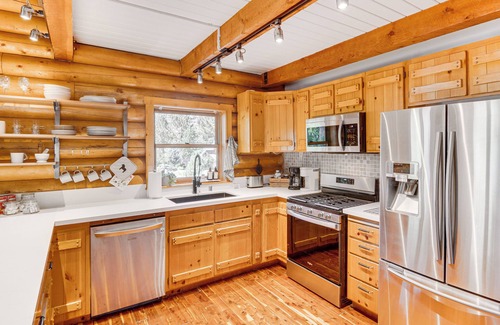 Pine Mountain Club Cabin | Community Pool: Modern Cabin in Pine Mountain Club