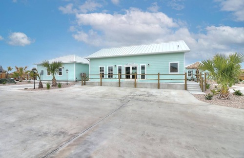 Port Aransas RV Rental | Community Pool, In Town, Dog Park, Fishing, Wifi, Laundry Room, Walking Paths