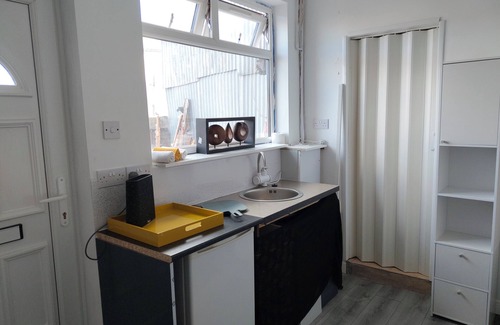 Stonnall Apartment | Compact, comfortable and convenient bedsit perfect for your stay.