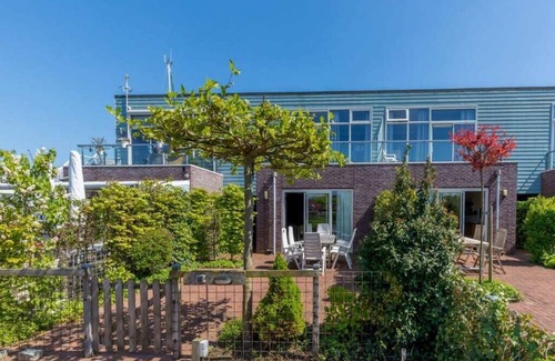 Oude-Tonge House | Complete, popular island house with steam shower. There is a lockable fence between the garden and t