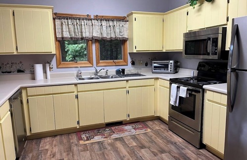 Sunset House | Complimentary boat slip! Affordable 3 Bed House-Pickleball! Close to Clemson!