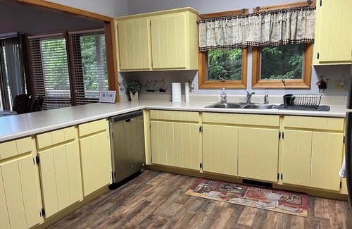 Sunset House | Complimentary boat slip! Affordable 3 Bed House-Pickleball! Close to Clemson!