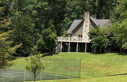 Sunset House | Complimentary boat slip! Affordable 3 Bed House-Pickleball! Close to Clemson!