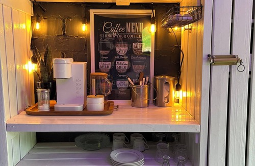 Pleasant Shade Cabin | Complimentary Breakfast Luxe Cabin Hot Tub Outdoor Movie Screen Mountains