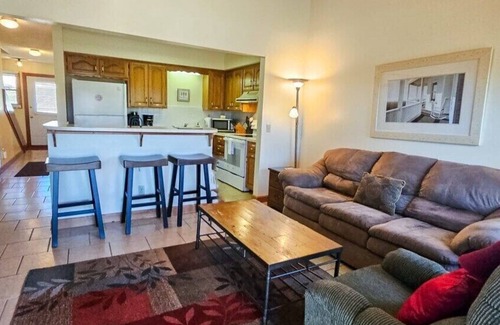 Holiday Island House | Condo close to Table Rock Lake! Cool off and swim!