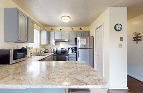 Caine Woods Condo | Condo Less than Two Miles to the Ocean with Pool, Fast WiFi, and Private W/D