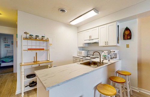North Ocean City Condo | Condo Next to Northside Park w/AC, Washer/Dryer, Balcony & Shared Pool