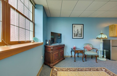 New Kensington Apartment | Conference Center & Pond: New Kensington Apartment