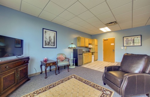 New Kensington Apartment | Conference Center & Pond: New Kensington Apartment