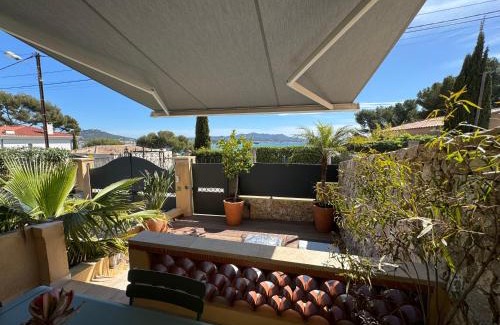Sanary-sur-Mer Apartment | Confortable T2 vue mer avec terrasse aménagée et parking privé, plage et port à pied