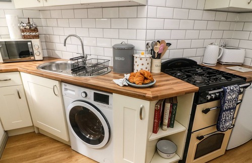 Staindrop Cottage | CONISTON HOUSE, pet friendly, with open fire in Staindrop