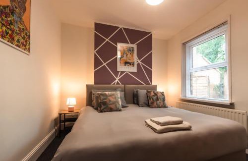 Southampton House | Construction Friendly 4 Bedrooms-Sleeps 8-Long Term Disc-Driveway