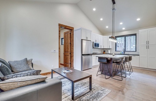 Pinetop Cottage | Contemporary & Cozy! Pinetop Country Club Casita