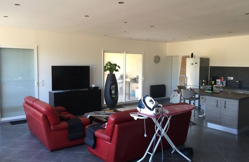 Marnhagues-et-Latour Villa | Contemporary villa surrounded by nature