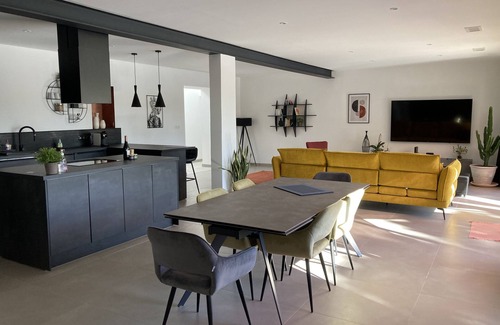 Saumane-de-Vaucluse House | Contemporary house with pool and outbuilding