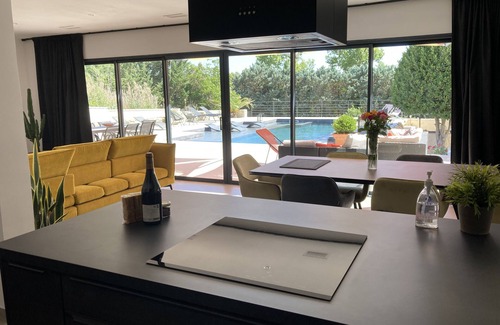 Saumane-de-Vaucluse House | Contemporary house with pool and outbuilding