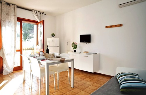 Lignano Sabbiadoro Apartment | Contemporary apartment by the lagoon