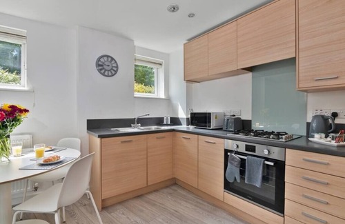 Northfleet Apartment | Contemporary 2-Bed Apt w. Free Parking & Balcony | On Site Stays Greenhithe
