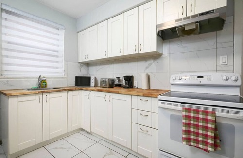 Cote-Des-Neiges—Notre-Dame-De-Grace Apartment | Contemporary 2BR – Stylish Comfort on MTL West