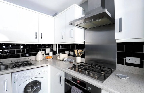 Dunfermline House | Contemporary 3 Bedroom Flat in Ancient Dunfermline