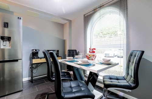 Dunfermline House | Contemporary 3 Bedroom Flat in Ancient Dunfermline