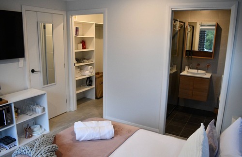 Aylmerton Bed & Breakfast | Contemporary B&B with Ensuite, Kitchenette and Separate Entrance