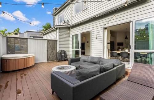 Browns Bay House | Contemporary Browns Bay Haven with Fabulous Patio