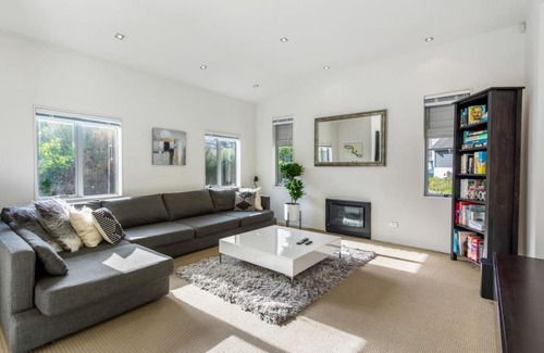 Browns Bay House | Contemporary Browns Bay Haven with Fabulous Patio