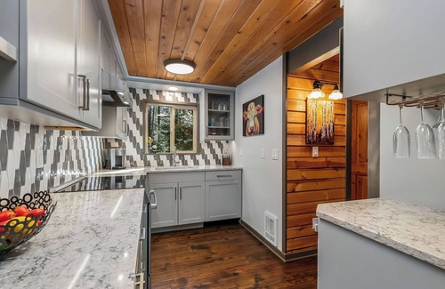 Black Butte Ranch House | Contemporary Cozy Cabin: Bikes, Outdoor Fire Table, and EV Charging