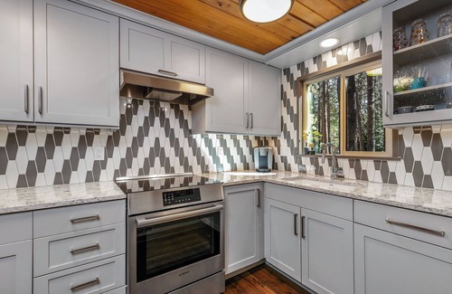 Black Butte Ranch House | Contemporary Cozy Cabin: Bikes, Outdoor Fire Table, and EV Charging