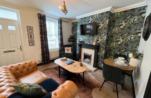 Barnsley House | Contemporary & Chic inner terrace 5 mins from Barnsley town centre