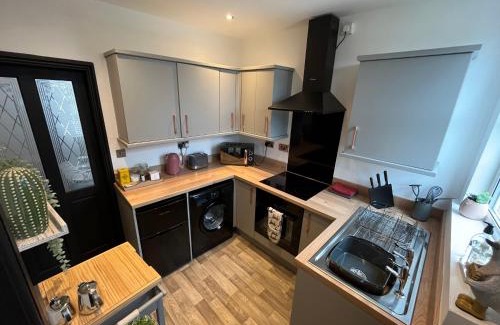 Barnsley House | Contemporary & Chic inner terrace 5 mins from Barnsley town centre