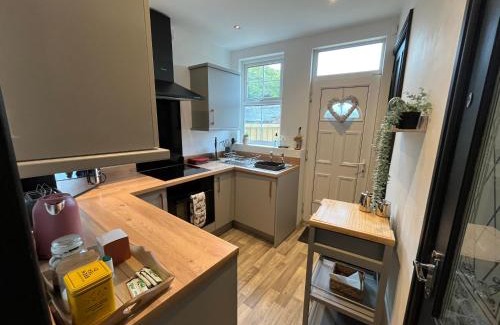 Barnsley House | Contemporary & Chic inner terrace 5 mins from Barnsley town centre