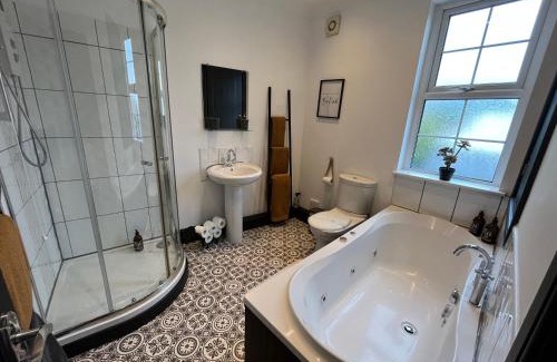 Barnsley House | Contemporary & Chic inner terrace 5 mins from Barnsley town centre